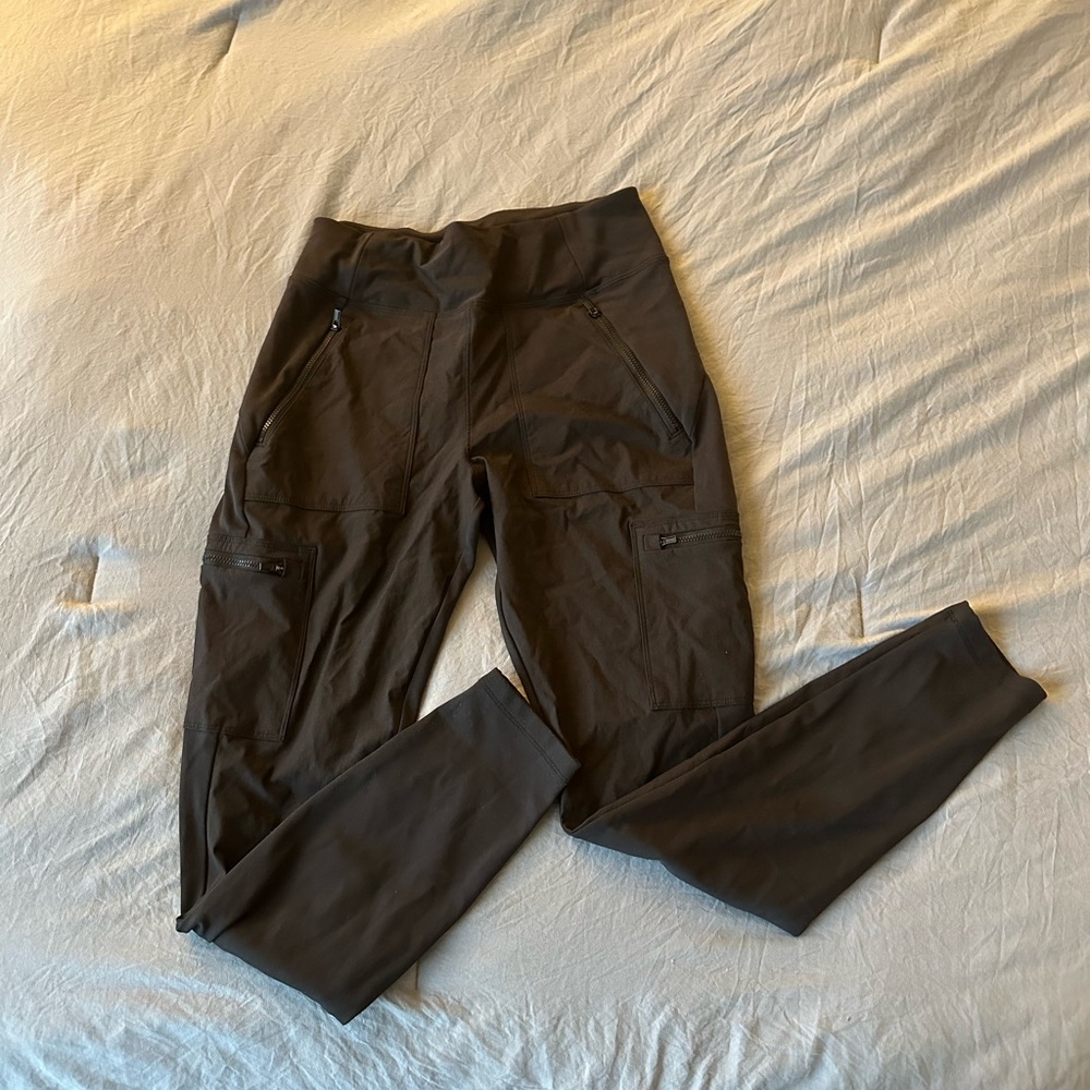 Women’s Athleta Headland Hybrid Cargo Tights (black, size 6)